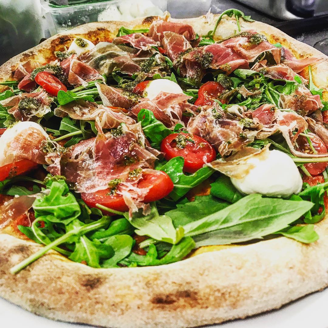 Pizza Bufala roquette jambon cru